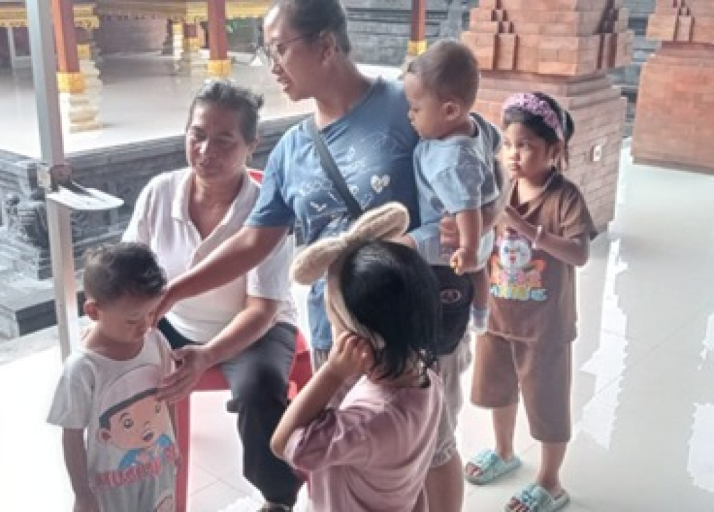 Antusiasme Warga dalam Kegiatan Posyandu Balita di Banjar Celuk, Desa Dalung